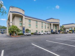 Clarion Inn & Suites Central Clearwater Beach