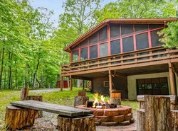 Hot Tub, River&Kayak, WiFi, & Fire Pit at Cabin!