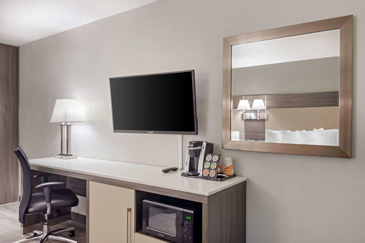 Quality Inn & Suites - thumb 10