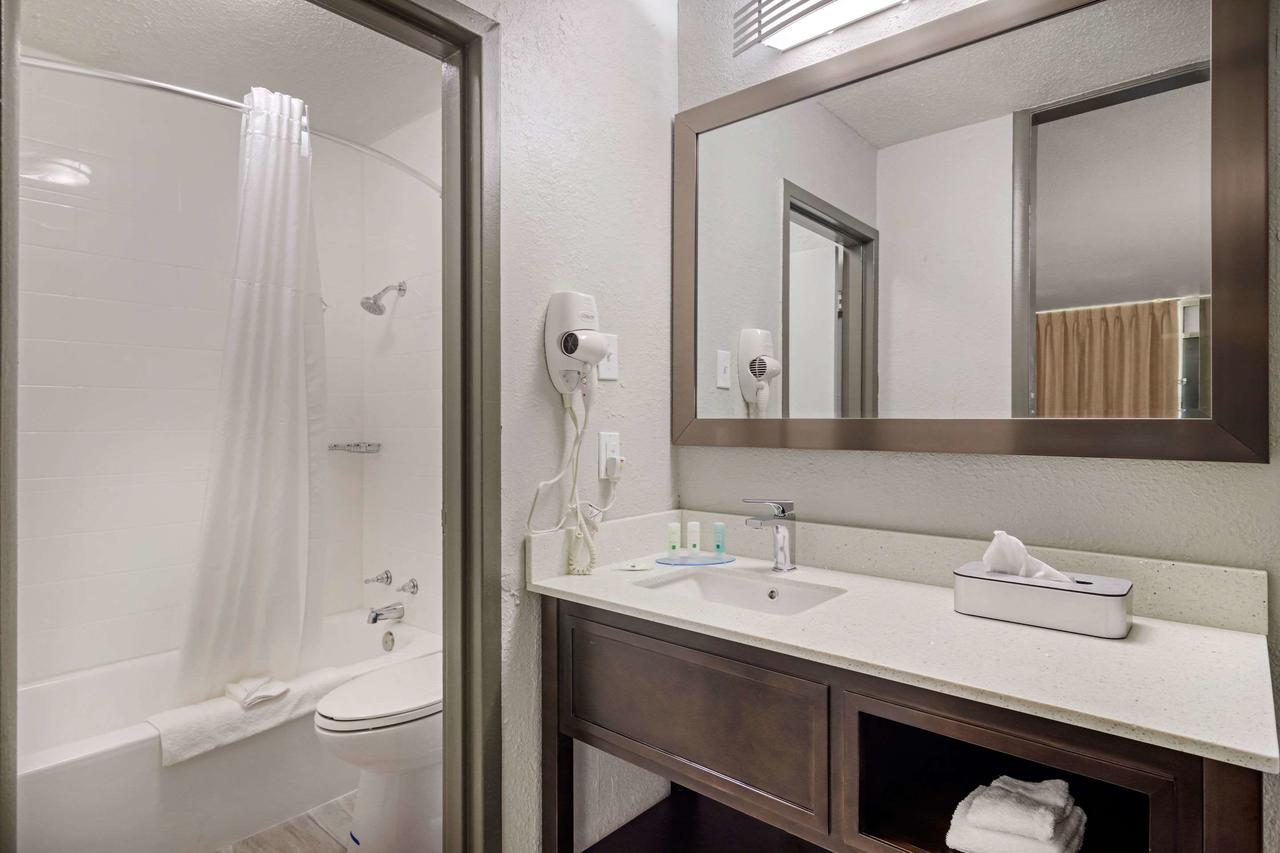 Quality Inn & Suites - thumb 23