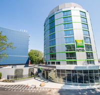ibis Styles New York LaGuardia Airport - Tourism Hollywood