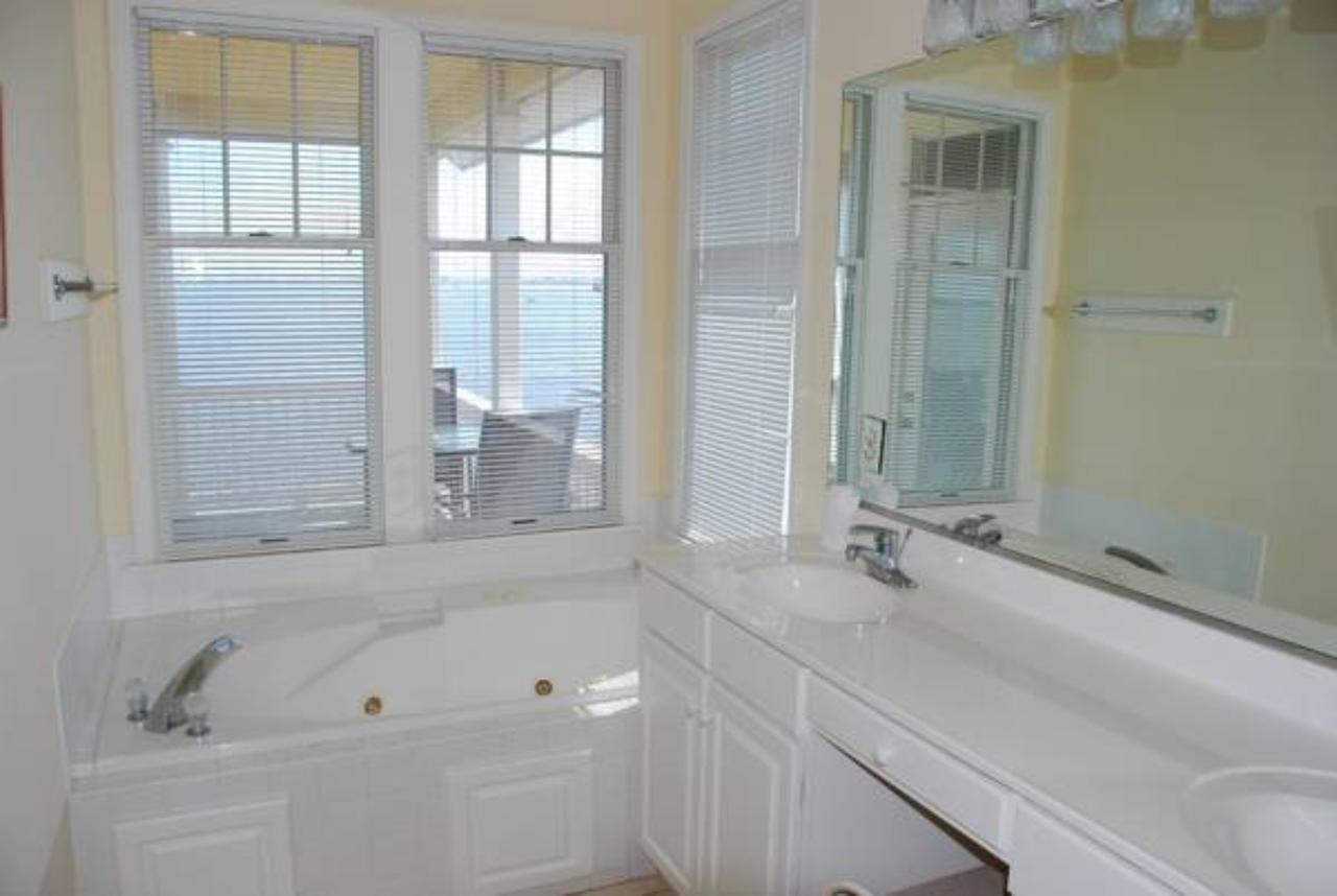 Sound Escape At Pirate's Cove Marina - thumb 3