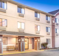 Super 8 by Wyndham Wheeling - Tourism Hollywood