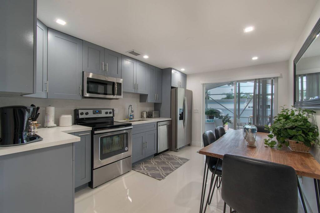 RENOVATED 2 Bd With Hot Tub 6min To HARDROCK CASINO - thumb 1