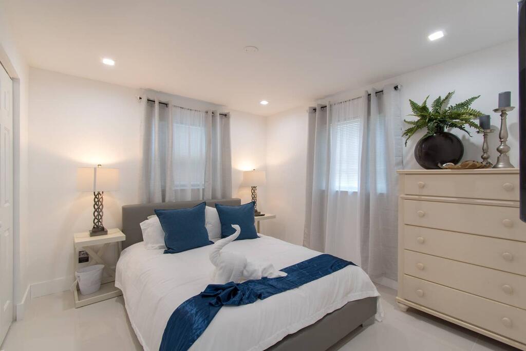 RENOVATED 2 Bd With Hot Tub 6min To HARDROCK CASINO - thumb 2