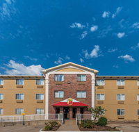 Super 8 by Wyndham Denton - Tourism Hollywood