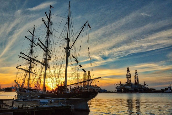 Historic Port, Pirates And Architecture Bus Tour
